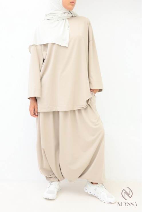 Damen-Sportoutfit mit Oversize-T-Shirt und Haremshose
