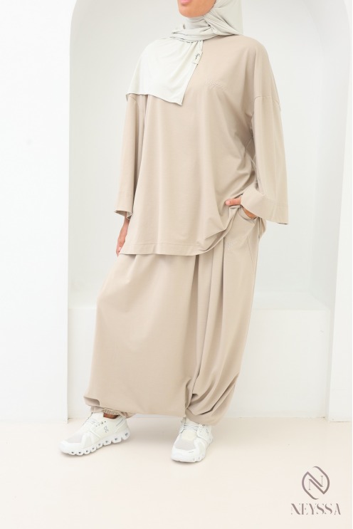 Damen-Sportoutfit mit Oversize-T-Shirt und Haremshose