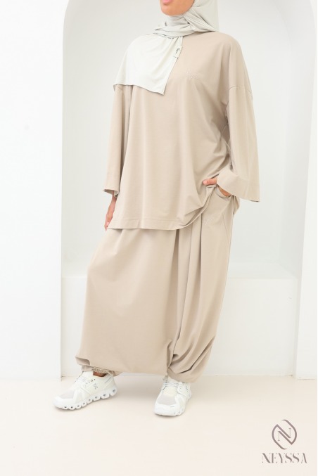 Damen-Sportoutfit mit Oversize-T-Shirt und Haremshose