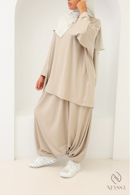 Ensemble sportswear femme avec tee-shirt oversize et sarouel