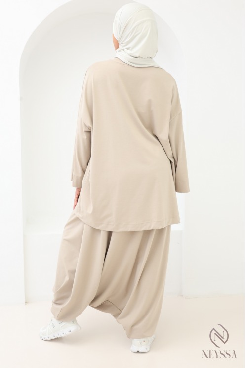 Damen-Sportoutfit mit Oversize-T-Shirt und Haremshose
