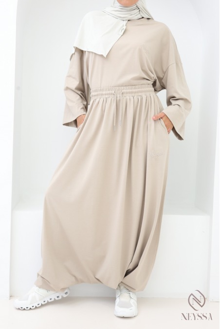 Damen-Sportoutfit mit Oversize-T-Shirt und Haremshose