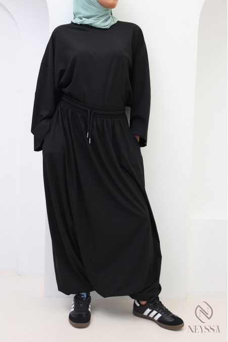 Modisches Sportoutfit: Oversize-T-Shirt und Haremshose