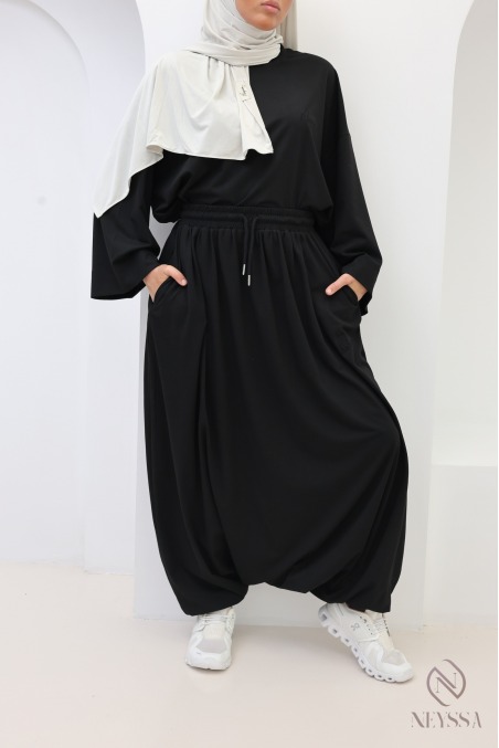 Modisches Sportoutfit: Oversize-T-Shirt und Haremshose