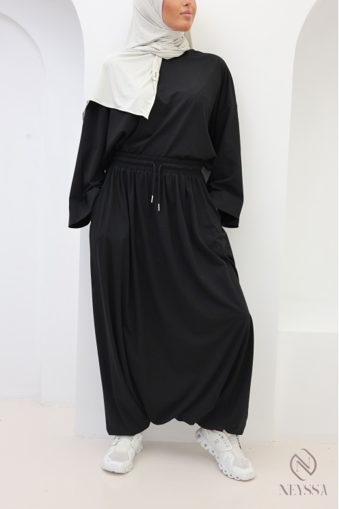 Modisches Sportoutfit: Oversize-T-Shirt und Haremshose