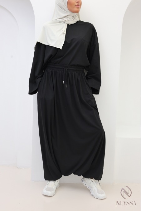 Modisches Sportoutfit: Oversize-T-Shirt und Haremshose