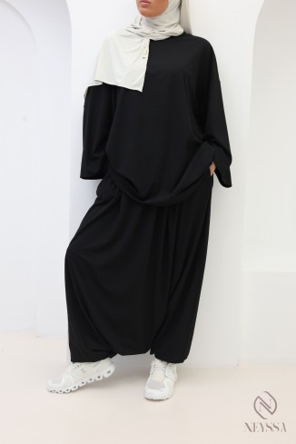 Modisches Sportoutfit: Oversize-T-Shirt und Haremshose