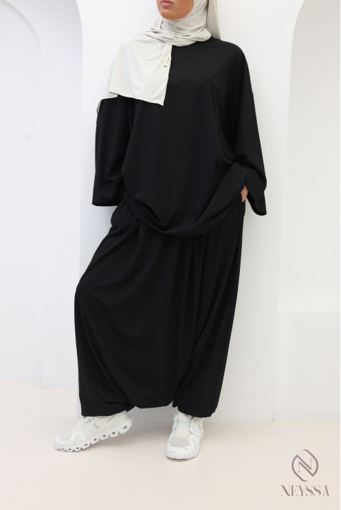 Modisches Sportoutfit: Oversize-T-Shirt und Haremshose