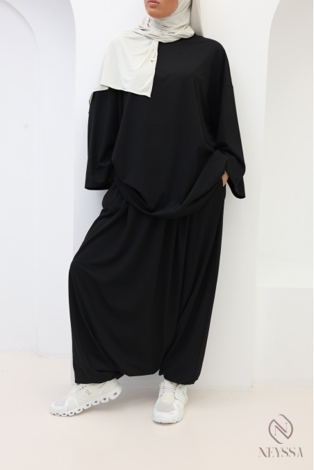 Modisches Sportoutfit: Oversize-T-Shirt und Haremshose