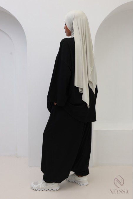 Modisches Sportoutfit: Oversize-T-Shirt und Haremshose