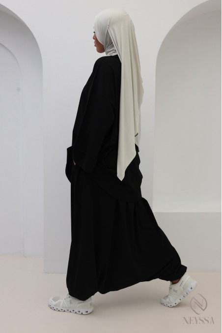 Modisches Sportoutfit: Oversize-T-Shirt und Haremshose