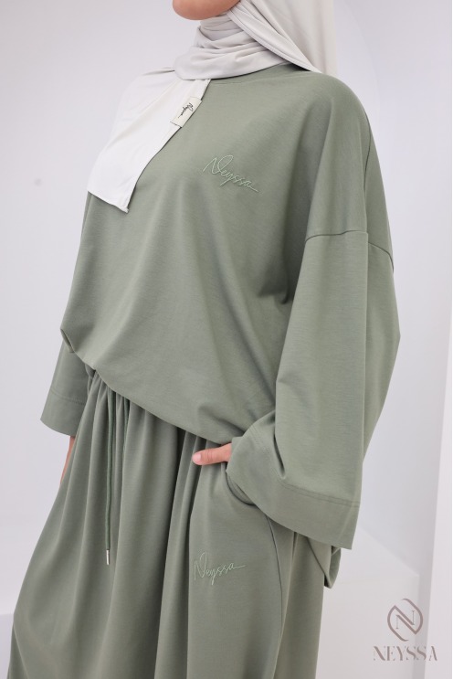 Comfortable khaki set with harem pants and practical pockets