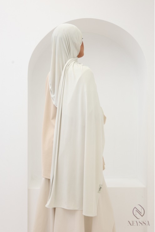 Long, soft liquid jersey hijab by Neyssa Confection