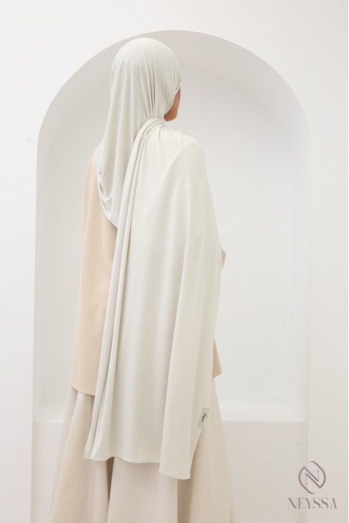 Long, soft liquid jersey hijab by Neyssa Confection
