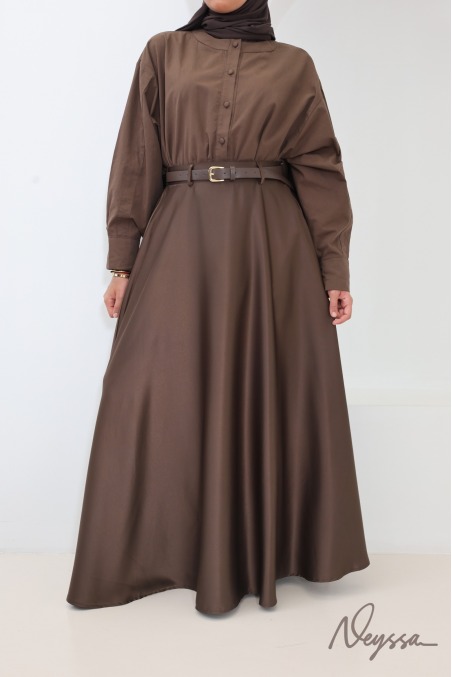 Jupe longue coupe évasée satinée marron avec ceinture