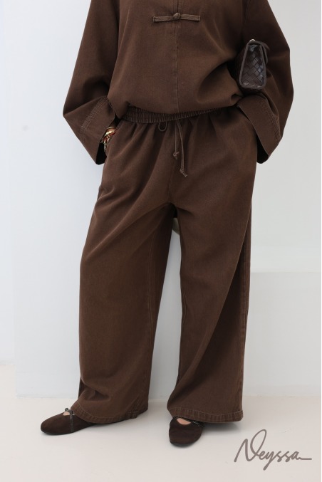 Set aus weiter Hose und langem Oberteil mit chinesischen Knöpfen