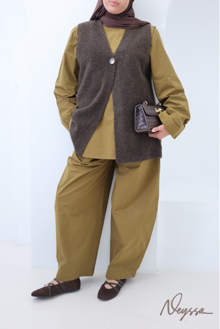 Women's Sleeveless Knit Cardigan with V-Neck