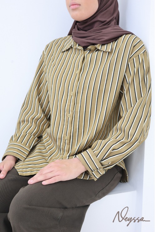 Weites Damenhemd mit Streifen, asymmetrischer Schnitt, khaki