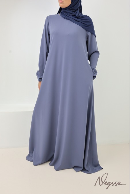 Lange, ausgestellt geschnittene Abaya aus Medina-Seide mit Taschen