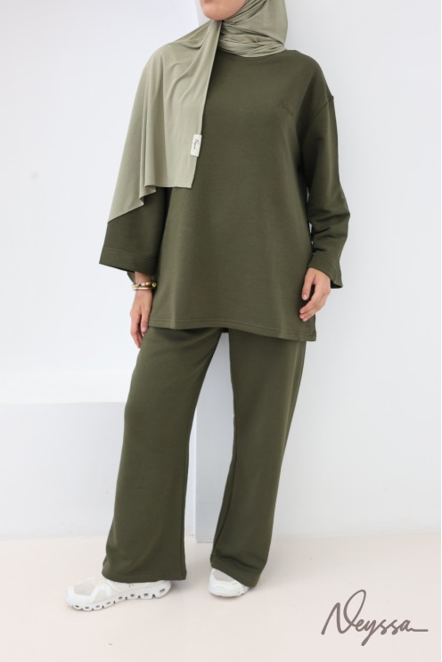 Set aus weiten Baumwollhosen und langem Oversize-T-Shirt