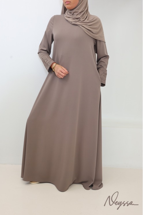 Abaya avec poches soie de Médine manches dentelles