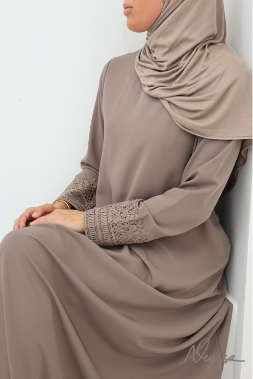 Abaya avec poches soie de Médine manches dentelles