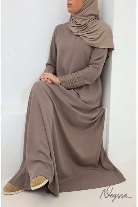 Abaya avec poches soie de Médine manches dentelles