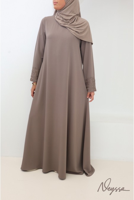Abaya aus Medina-Seide mit Taschen und Spitzenärmeln