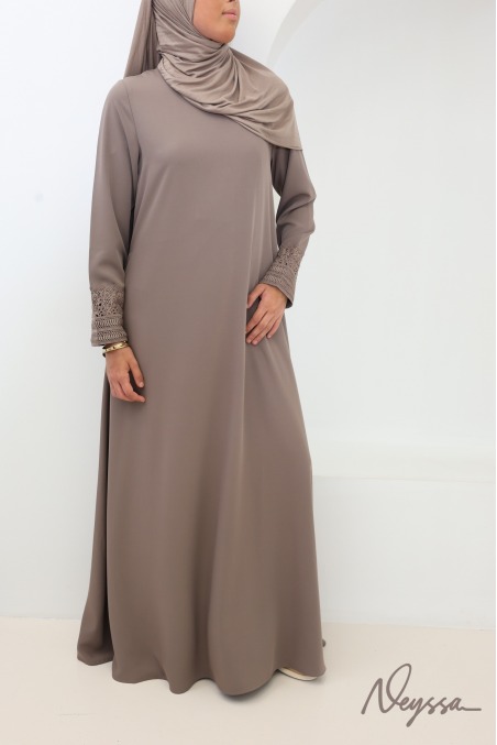 Abaya avec poches soie de Médine manches dentelles