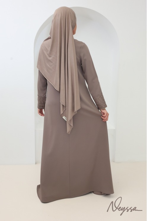Abaya avec poches soie de Médine manches dentelles