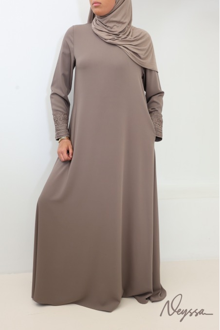 Abaya avec poches soie de Médine manches dentelles