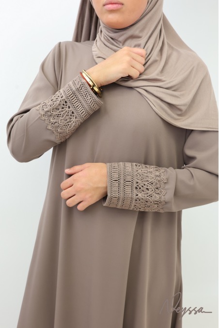Abaya avec poches soie de Médine manches dentelles