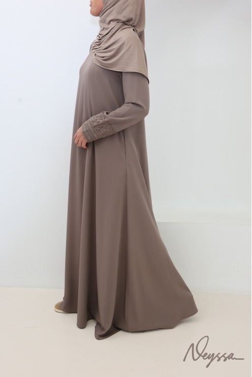 Abaya avec poches soie de Médine manches dentelles