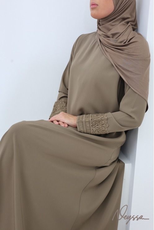 Abaya avec poches soie de Médine manches dentelles