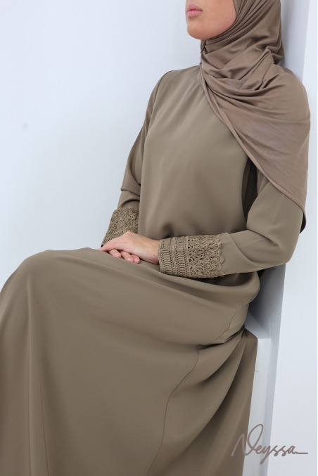 Abaya avec poches soie de Médine manches dentelles