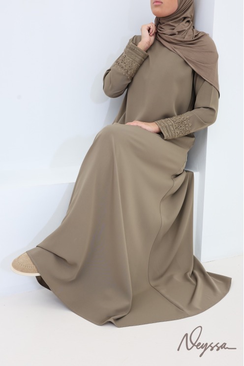 Abaya avec poches soie de Médine manches dentelles