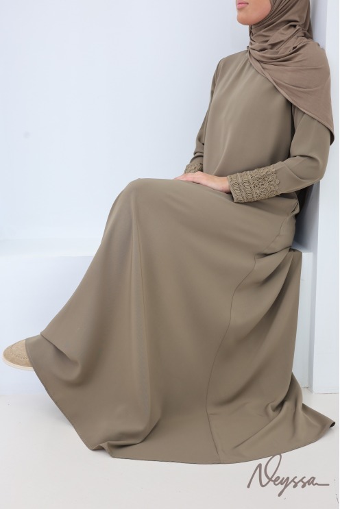 Abaya avec poches soie de Médine manches dentelles