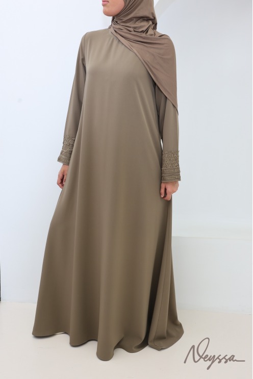 Abaya avec poches soie de Médine manches dentelles