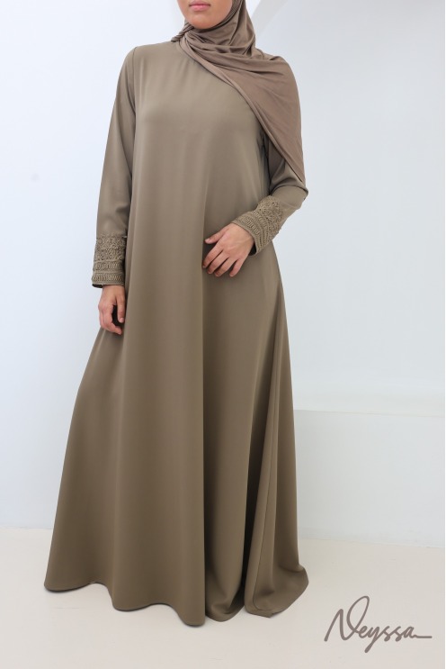 Abaya aus Medina-Seide mit Taschen und Spitzenärmeln