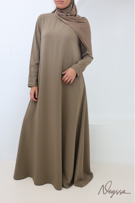 Abaya avec poches soie de Médine manches dentelles