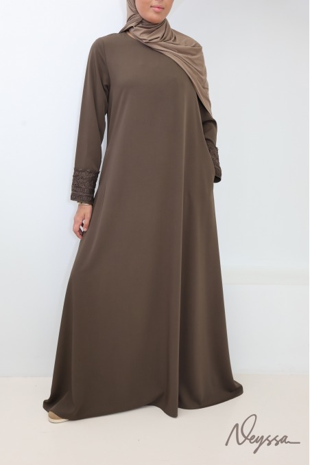 Abaya avec poches soie de Médine manches dentelles