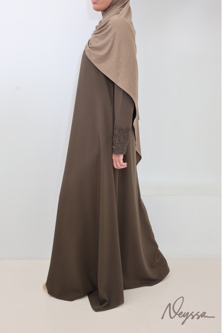 Abaya avec poches soie de Médine manches dentelles
