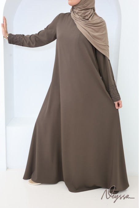 Abaya avec poches soie de Médine manches dentelles