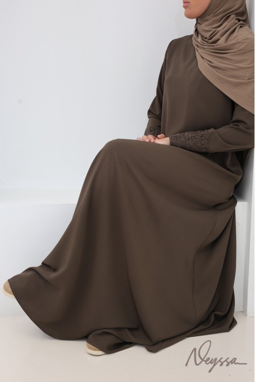 Abaya avec poches soie de Médine manches dentelles