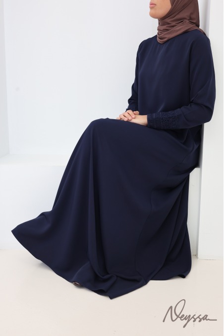 Abaya avec poches soie de Médine manches dentelles