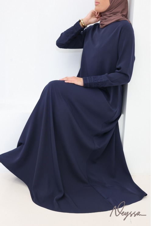 Abaya aus Medina-Seide mit Taschen und Spitzenärmeln
