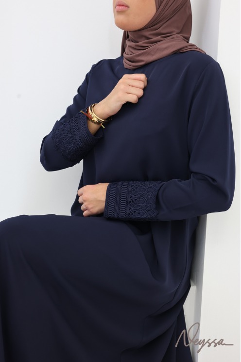 Abaya avec poches soie de Médine manches dentelles