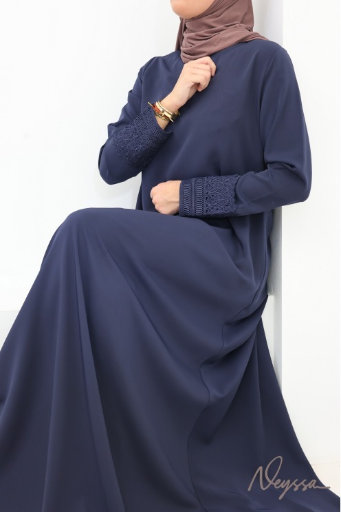 Abaya avec poches soie de Médine manches dentelles