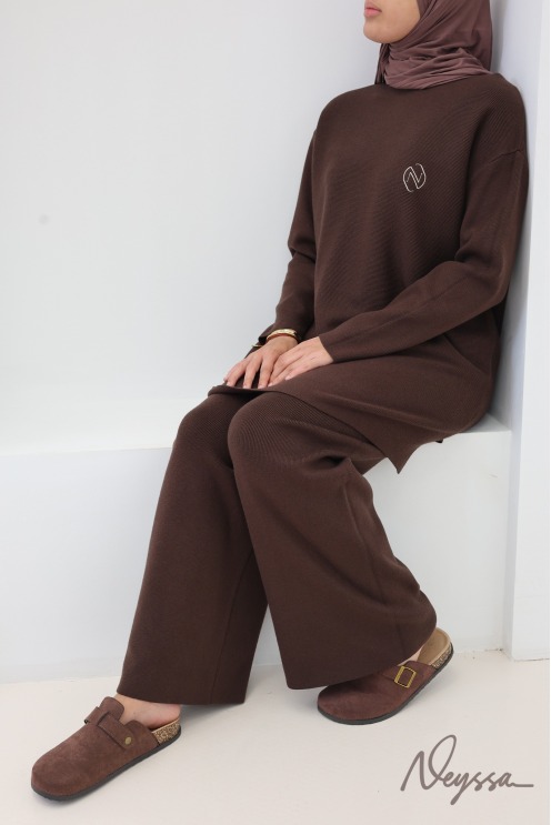 Women's soft woven knit jumper and trousers set, modest cut