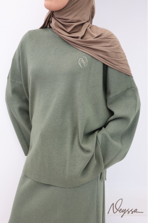 Khakifarbenes Set aus langem Rock und Strickjacke